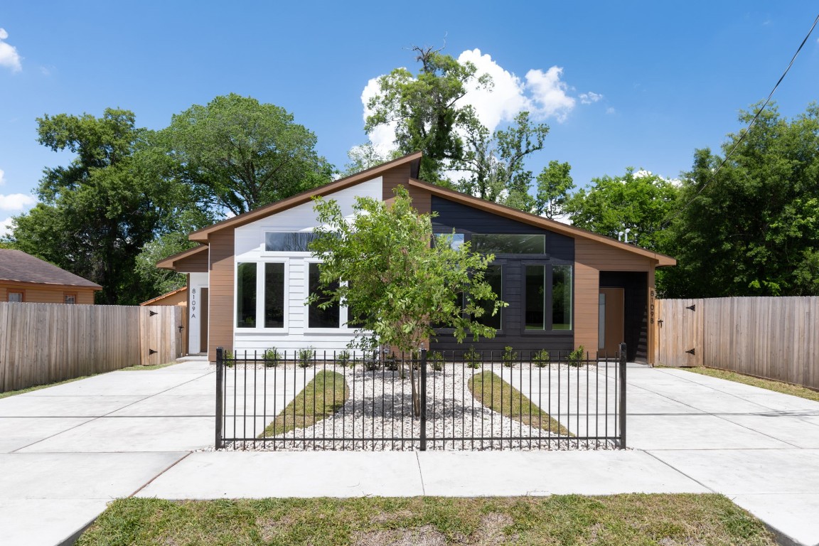 8109 Hamlet Street, Unit B Houston, TX 77078 - Photo 20 of 21 a house view with a garden space