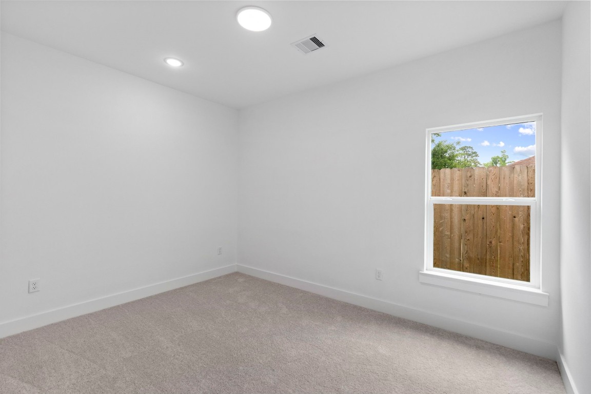 8109 Hamlet Street, Unit B Houston, TX 77078 - Photo 10 of 21 an empty room with a window