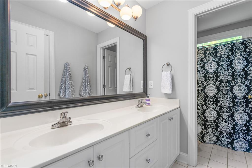 8505 Case Ridge Drive Oak Ridge, NC 27310 - Photo 21 of 35 Upstairs hall full bathroom
