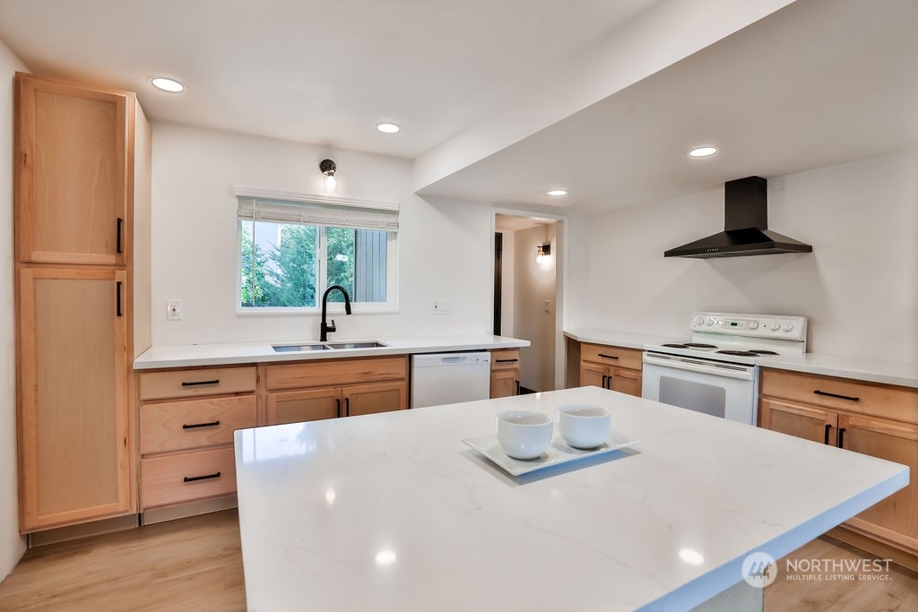 9112 218th Street Southwest Edmonds, WA 98026 - Photo 9 of 35