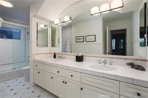 a view of a back yard