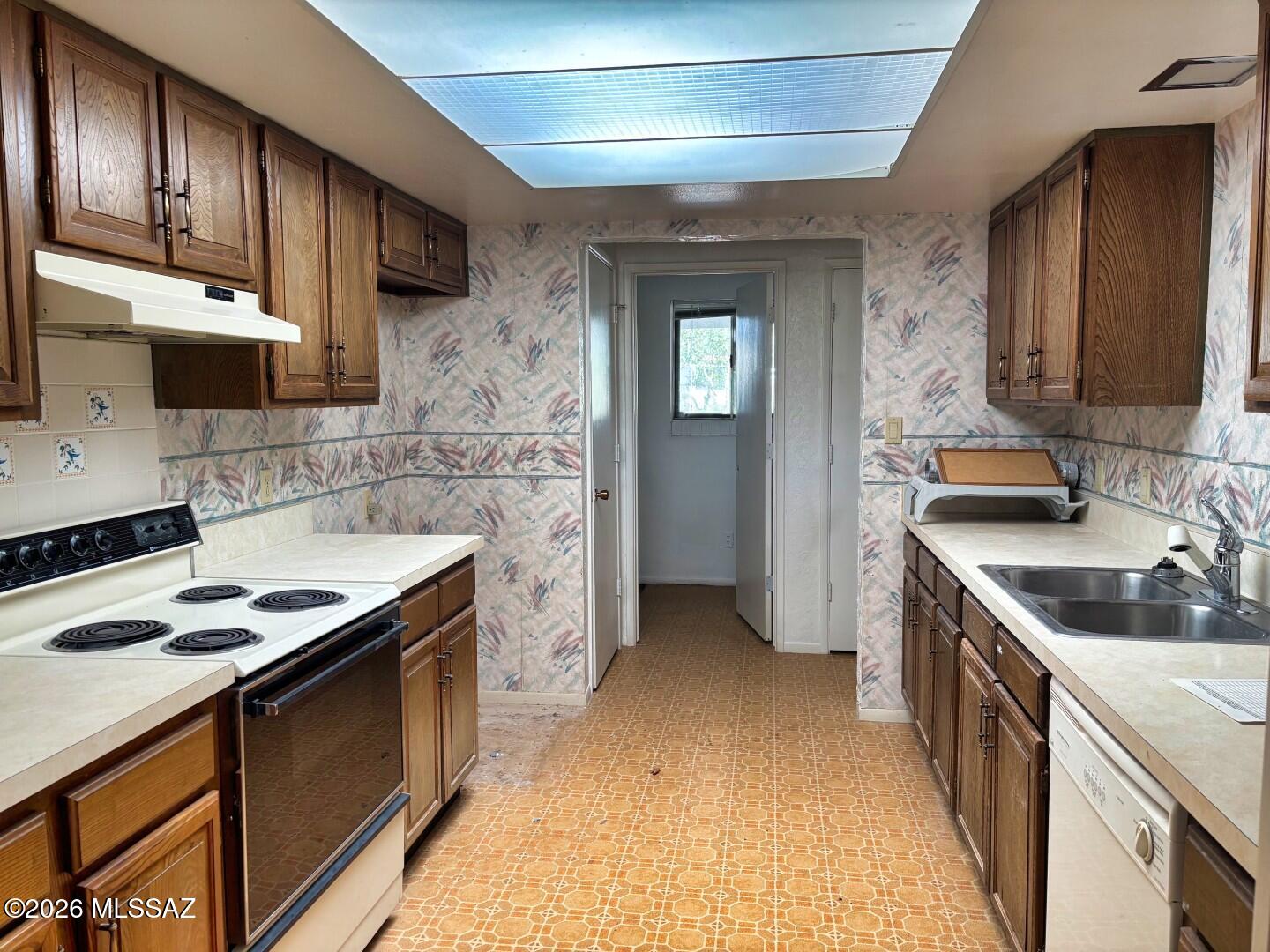 215 North Tracy Road Pearce, AZ 85625 - Photo 19 of 37 kitchen