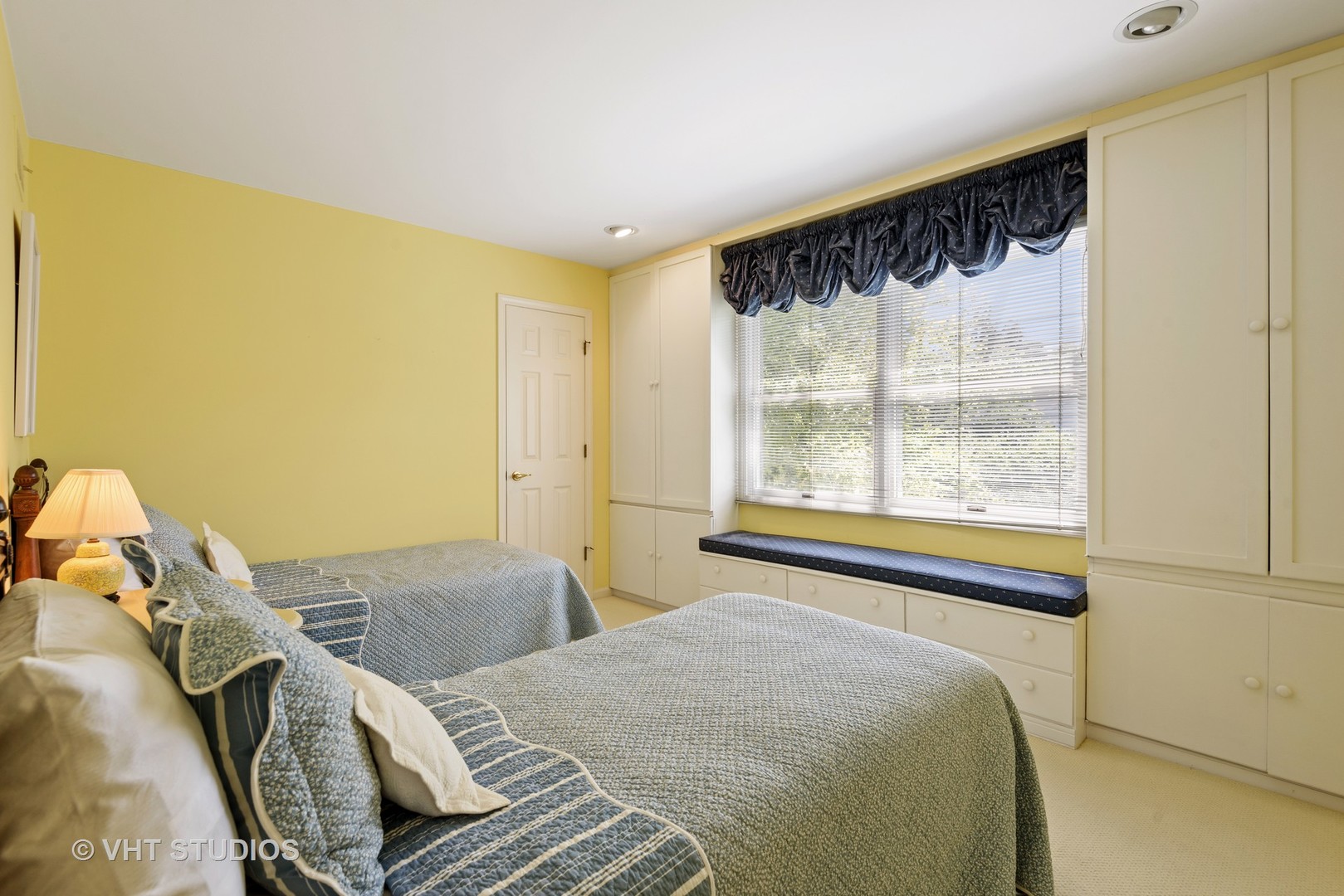 811 Becker Road Glenview, IL 60025 - Photo 15 of 33 a bedroom with a bed and a window