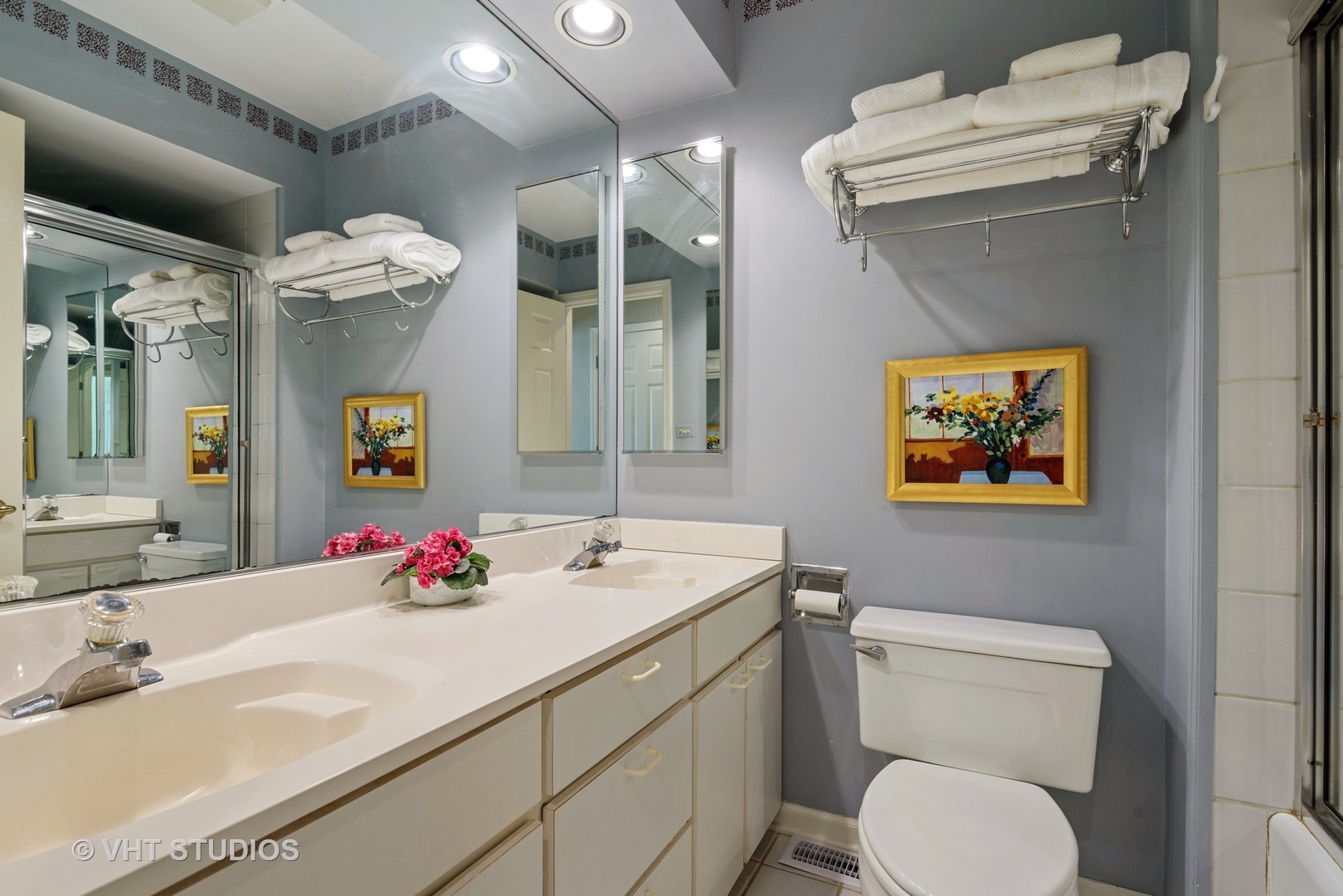 811 Becker Road Glenview, IL 60025 - Photo 18 of 33 a bathroom with a toilet sink and mirror