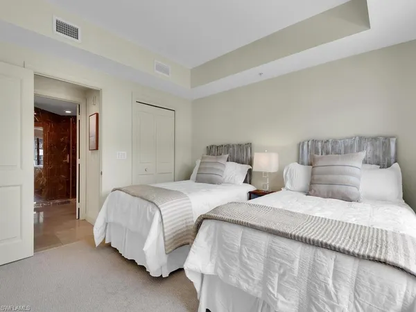 a bed room with two twin beds