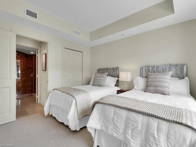 a bed room with two twin beds