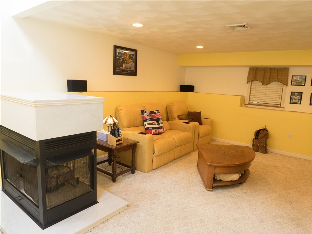 161 Lonsdale Farm Road Cumberland, RI 02864 - Photo 6 of 31 Gallery Image 6