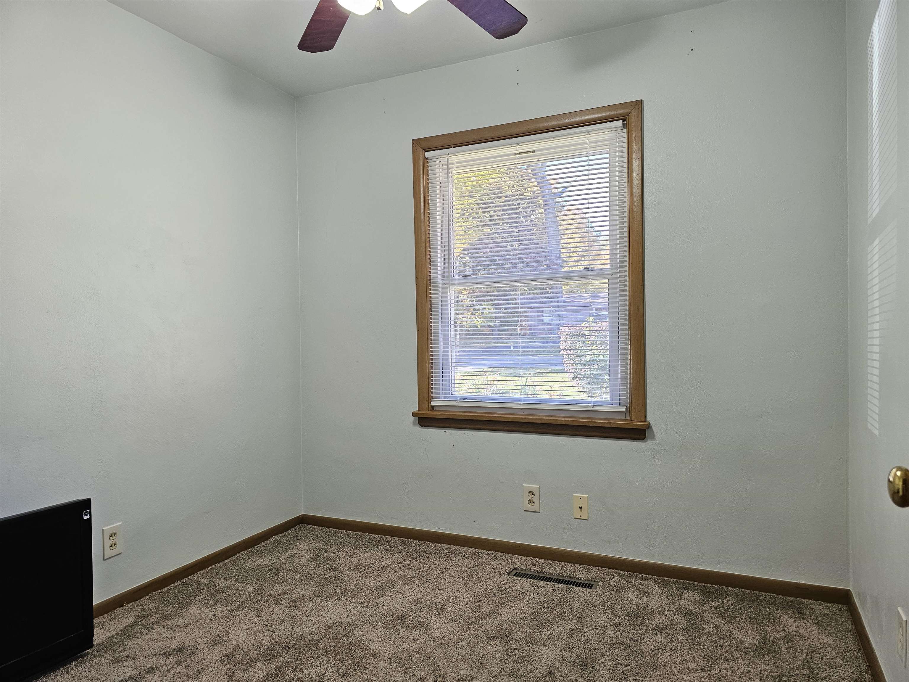 1404 Post Drive Rockford, IL 61108 - Photo 23 of 30 an empty room with a window