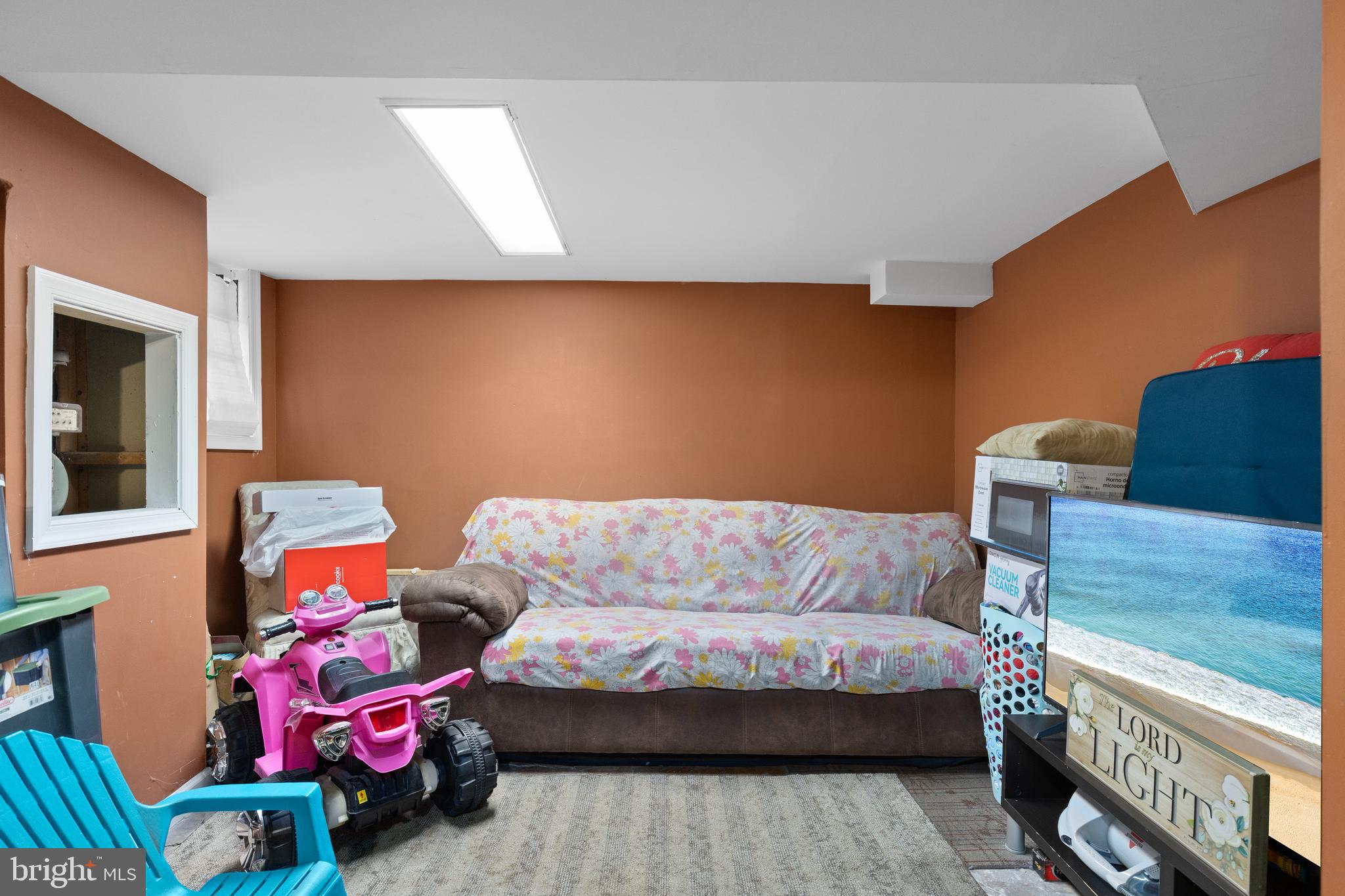 619 Columbia Road Northwest Washington, DC 20001 - Photo 21 of 29 a living room with furniture and a couch