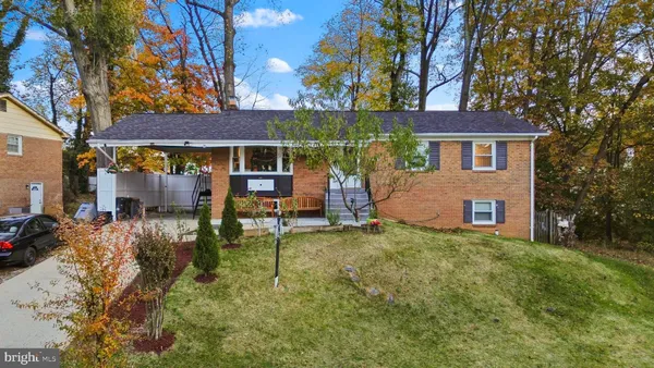 a view of house with a yard