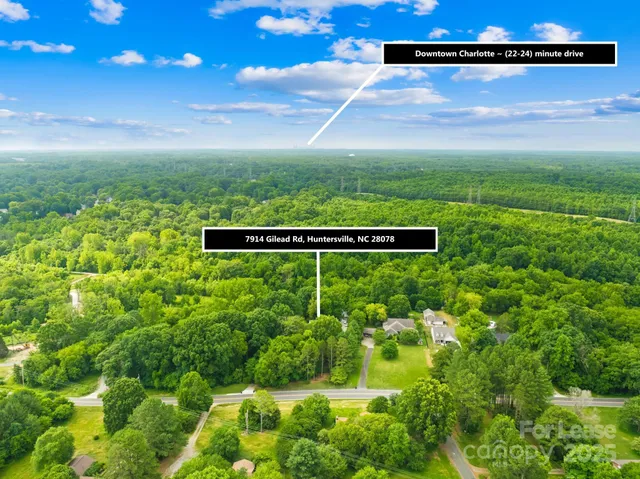 a view of a back yard