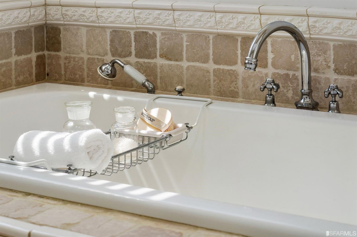 135 Sea Cliff Avenue San Francisco, CA 94121 - Photo 37 of 69 a bathroom with a bathtub