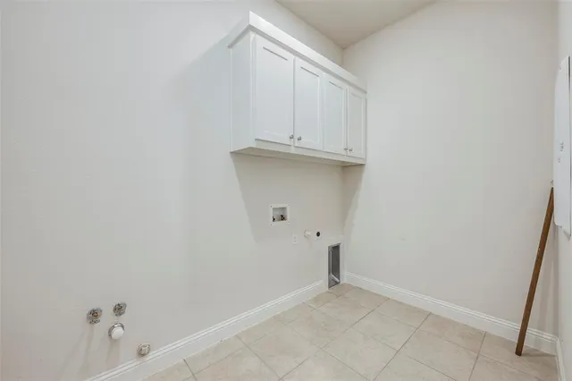 an empty room with windows and ceiling fan