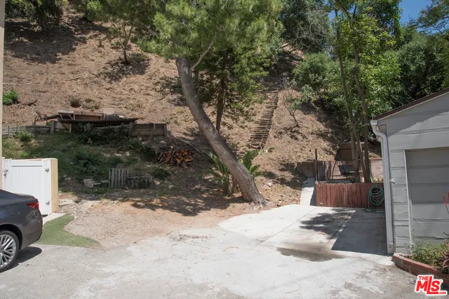 a view of outside area