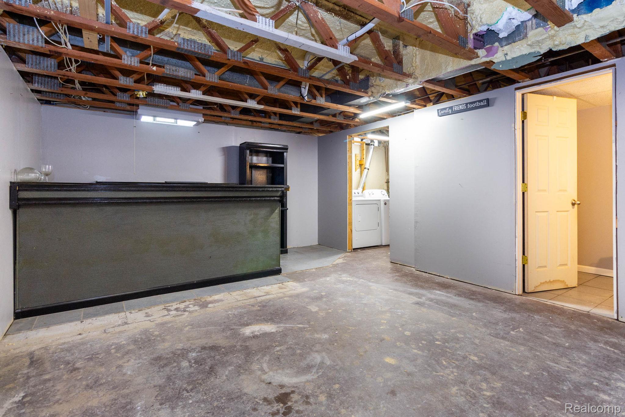 32016 Belcrest Road Rockwood, MI 48173 - Photo 31 of 40 Basement Bar