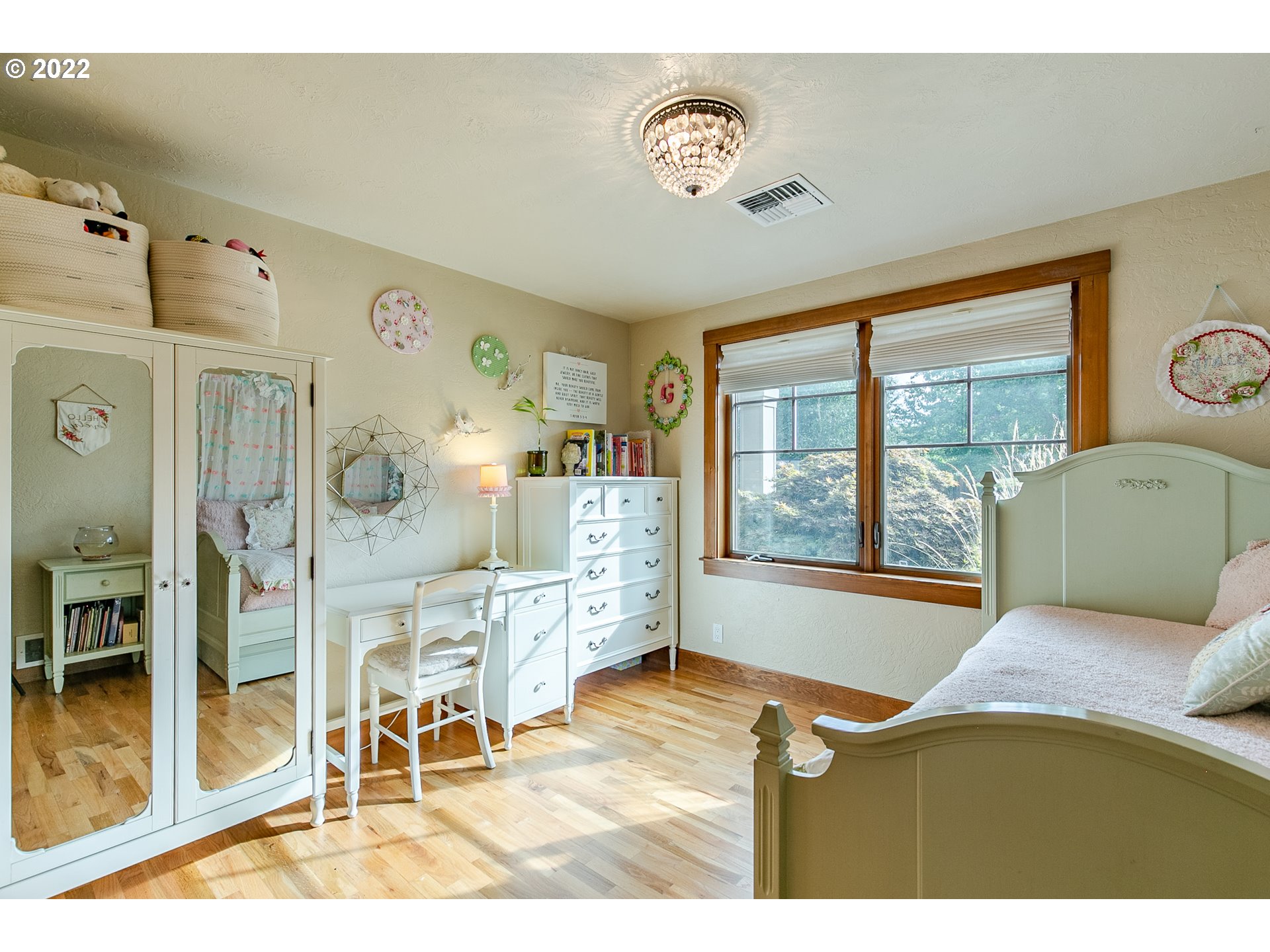 2115 Bedford Way Eugene, OR 97401 - Photo 22 of 32 a living room with furniture and a large window