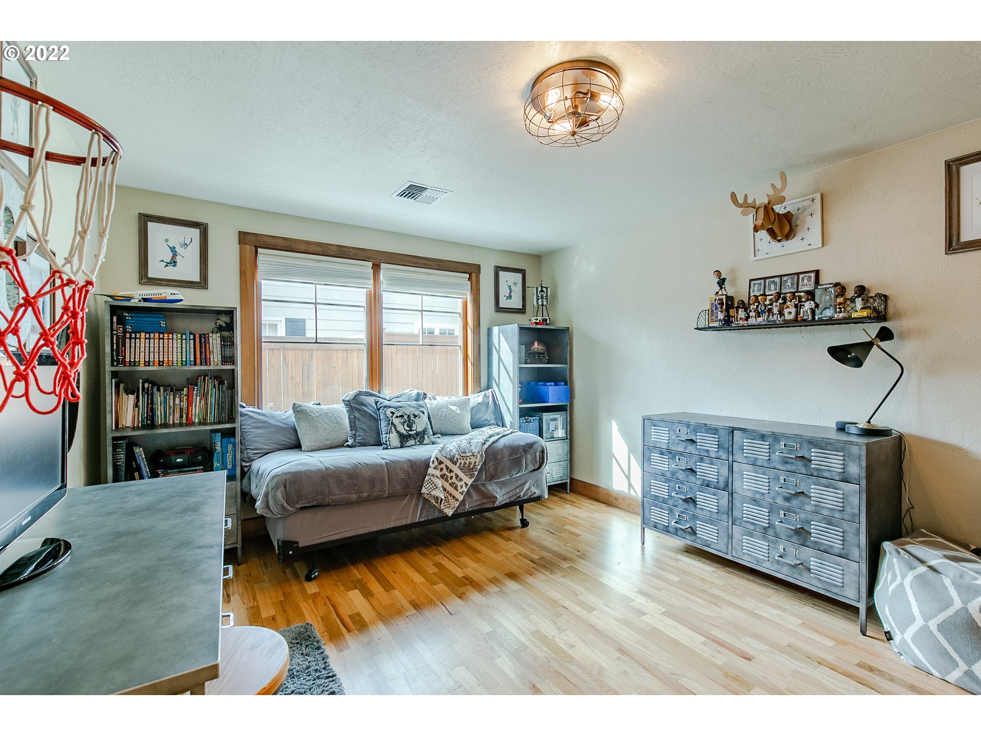 2115 Bedford Way Eugene, OR 97401 - Photo 25 of 32 a living room with furniture and a window