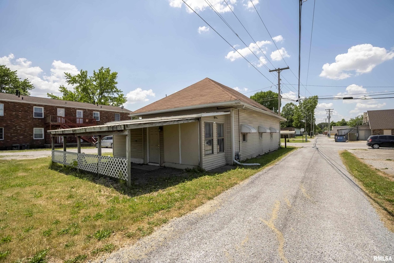 106 South Locust Street Sesser, IL 62884 - Photo 1 of 5