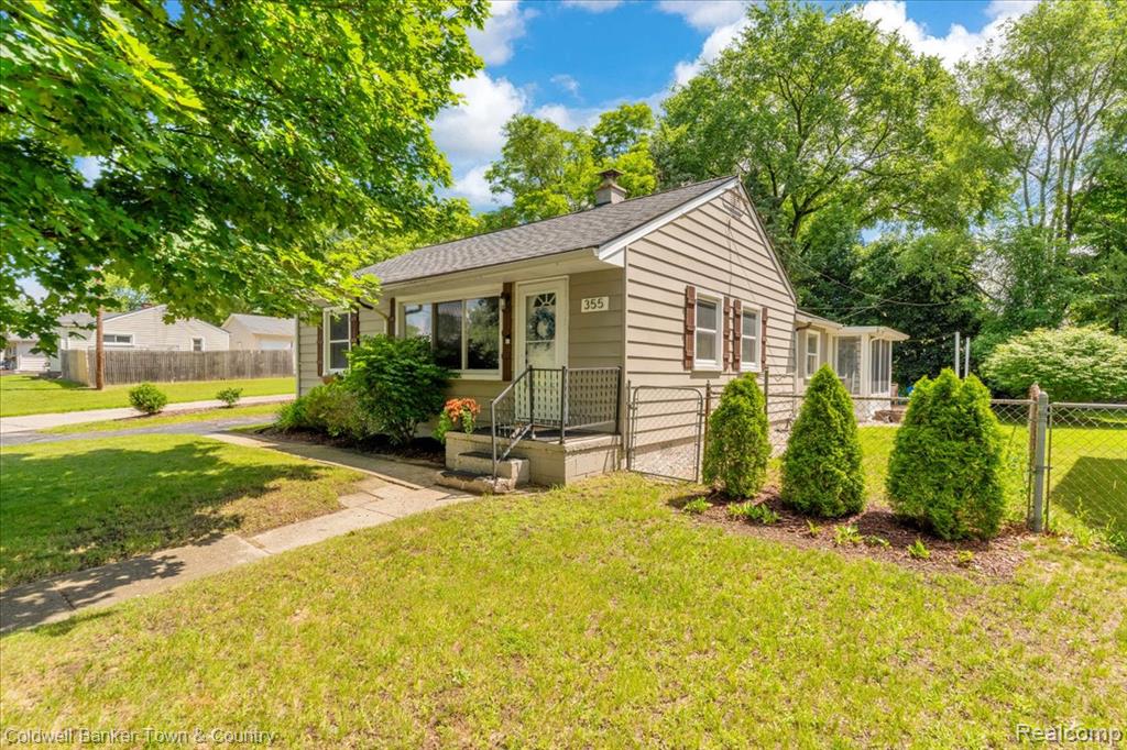355 Rivard Boulevard Waterford, MI 48327 - Photo 2 of 43
