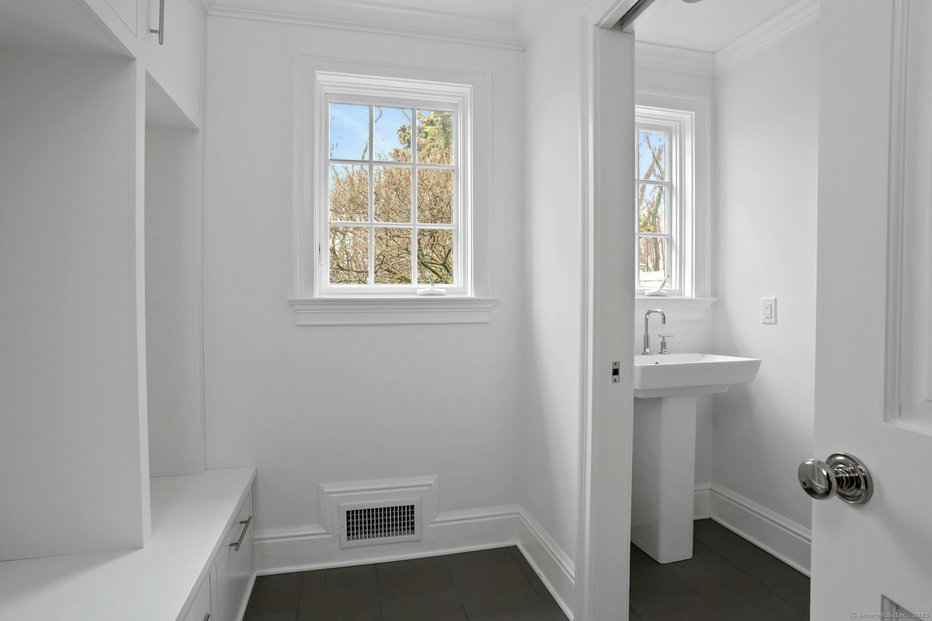 75 Hanson Road Darien, CT 06820 - Photo 16 of 30 a bathroom with a bathtub