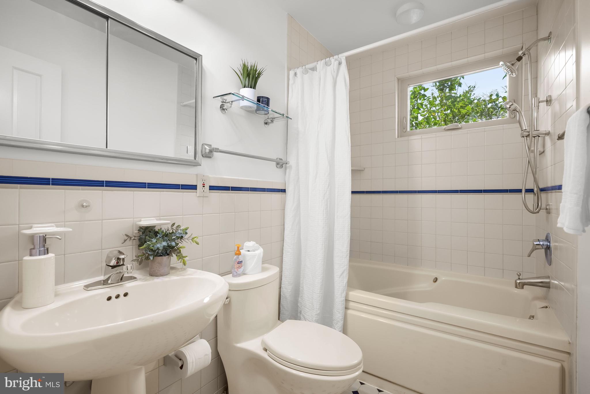 9210 Bardon Road Bethesda, MD 20814 - Photo 17 of 28 Hall Bath