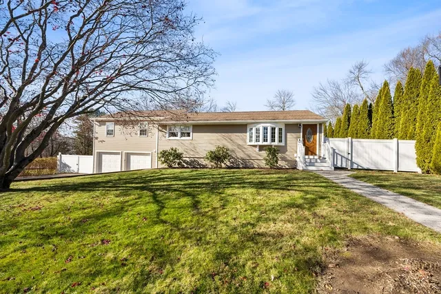 a view of a house with a yard