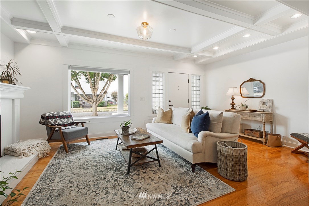 801 Ryan Avenue Sumner, WA 98390 - Photo 13 of 35 a living room with furniture wooden floor and windows