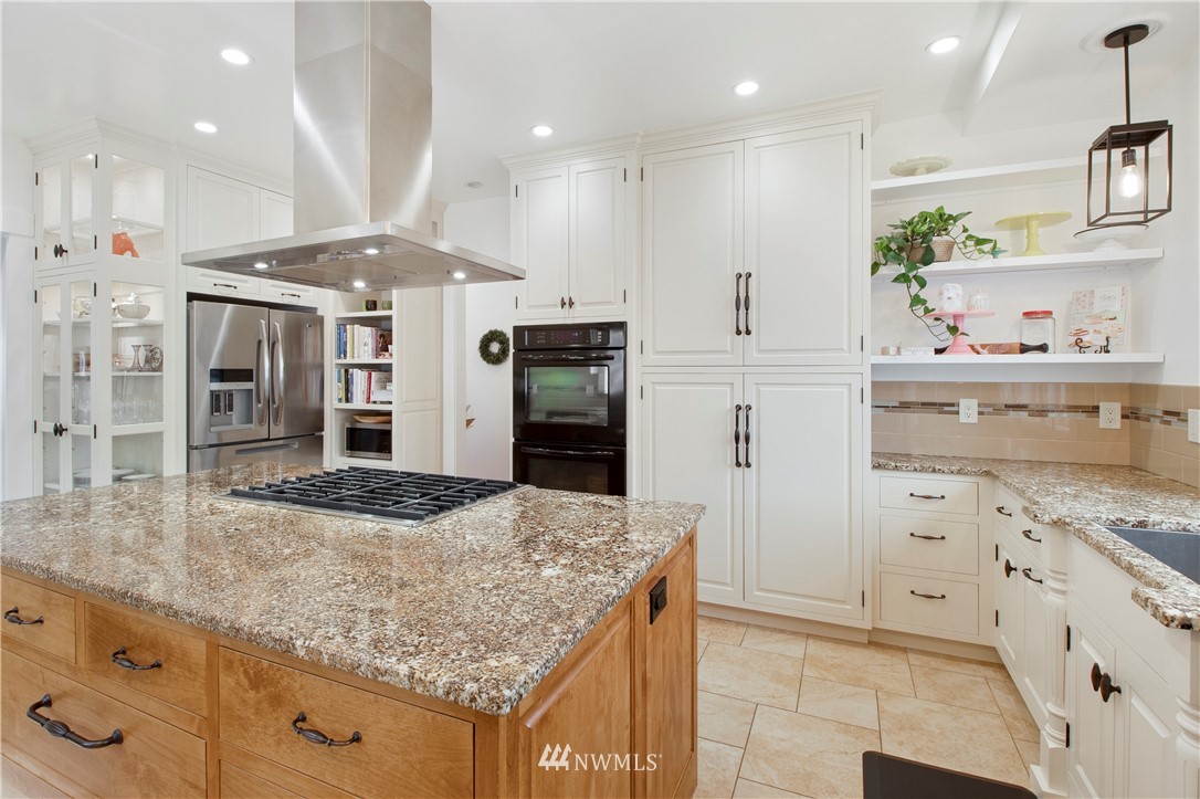 801 Ryan Avenue Sumner, WA 98390 - Photo 20 of 35 a kitchen with stainless steel appliances granite countertop a sink and cabinets