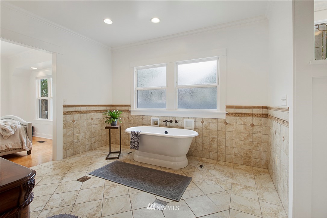 801 Ryan Avenue Sumner, WA 98390 - Photo 26 of 35 a bathroom with a sink a toilet a mirror and bathtub