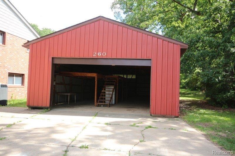 260 East Gunn Road Rochester, MI 48306 - Photo 30 of 31 Pole Barn.jpg