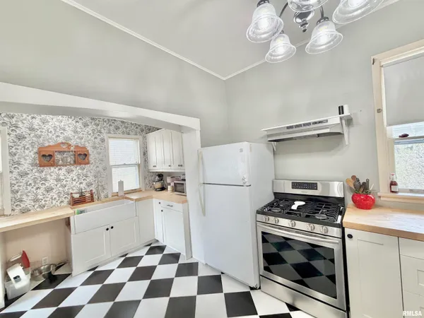 $119,900 | 1416 North Kellogg Street, Galesburg, IL 61401