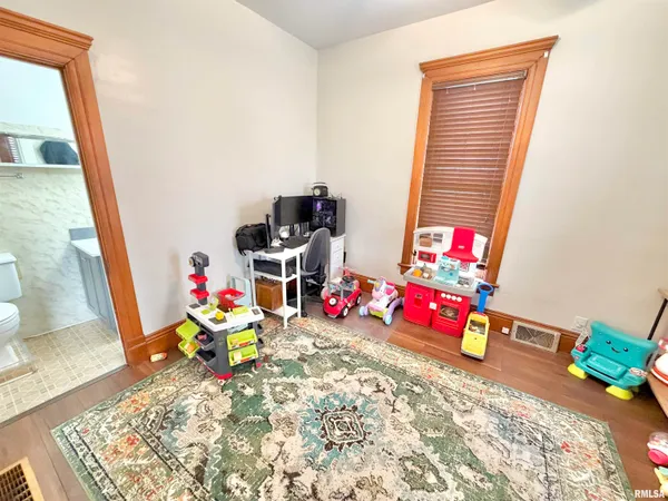 $119,900 | 1416 North Kellogg Street, Galesburg, IL 61401