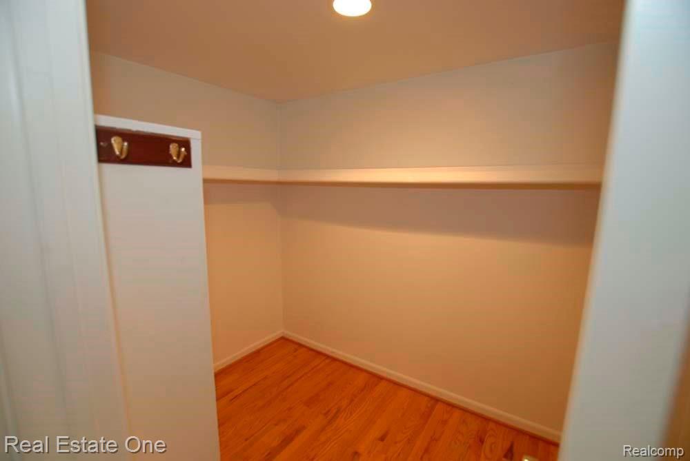 33926 Old Timber Road Farmington, MI 48331 - Photo 11 of 24 Master bedroom walk-in closet.