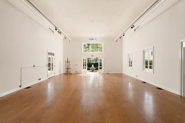 a view of livingroom with furniture
