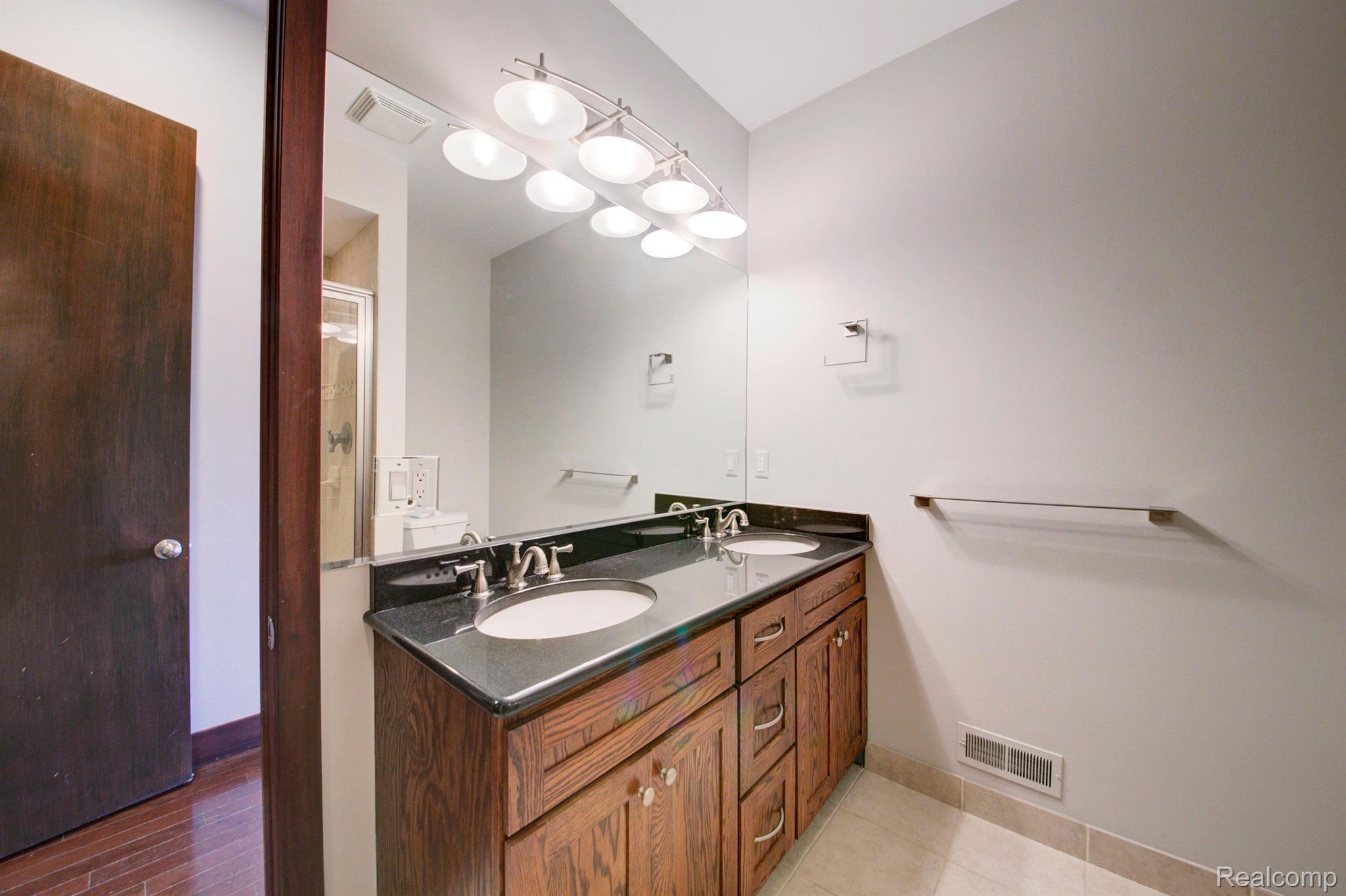 714 North Main Street, Unit 311 Rochester, MI 48307 - Photo 23 of 59 PRIMARY BATHROOM
