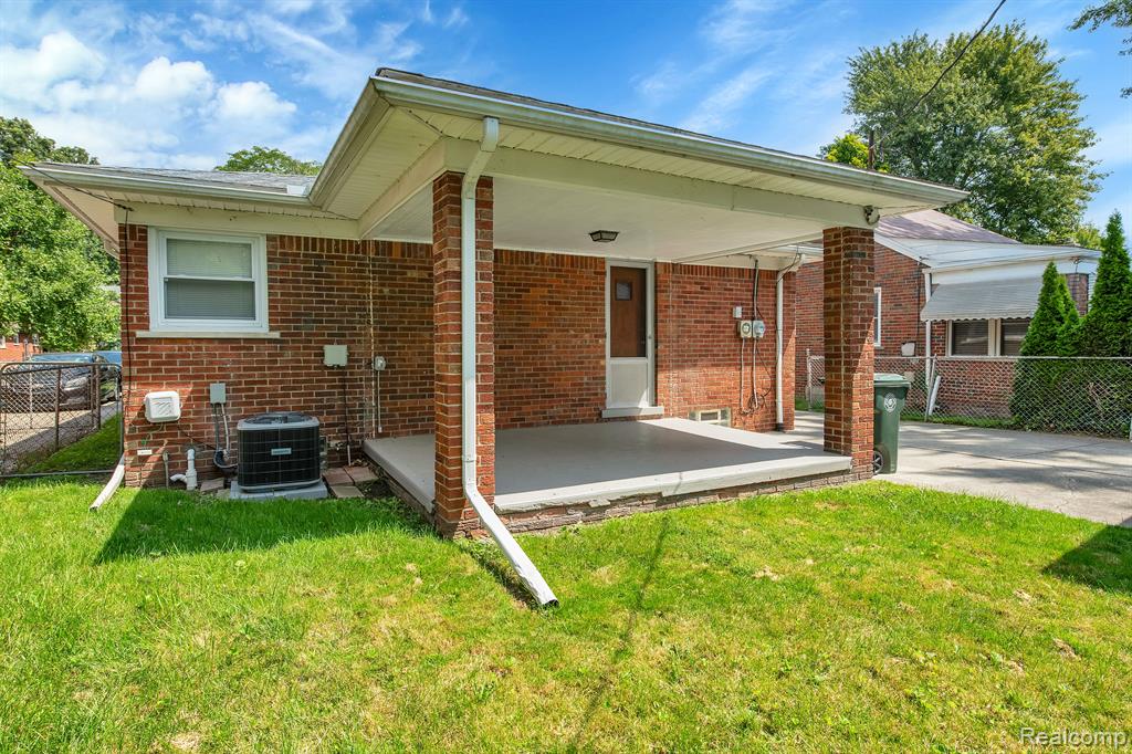 1843 Newcastle Road Grosse Pointe, MI 48236 - Photo 7 of 29