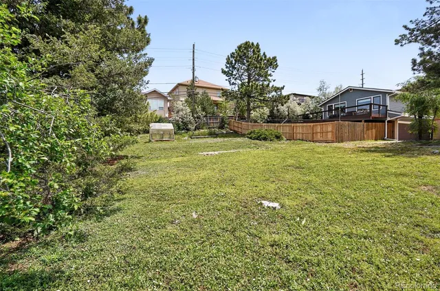 a view of a yard in front of the house