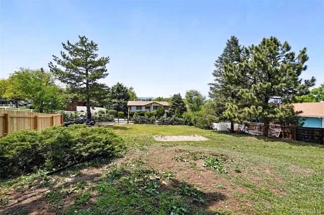 a view of a outdoor space with a house in the background