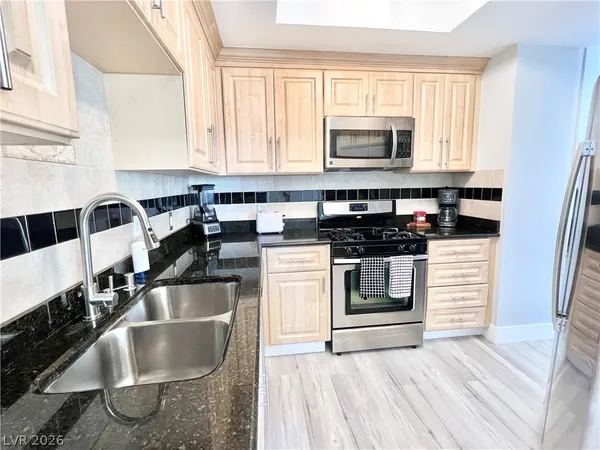 $1,995 | 210 East Flamingo Road, Unit 320, Las Vegas, NV 89169