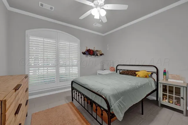 an empty room with windows and ceiling fan