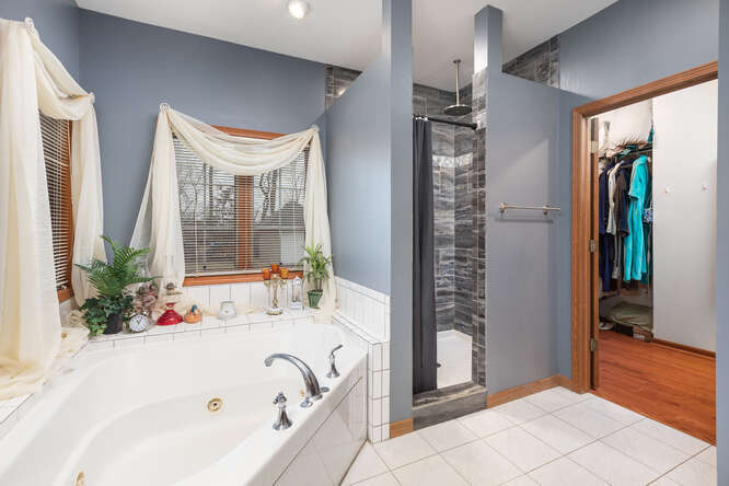 2658 East 1559th Road Ottawa, IL 61350 - Photo 33 of 53 a bathroom with a bathtub and a shower