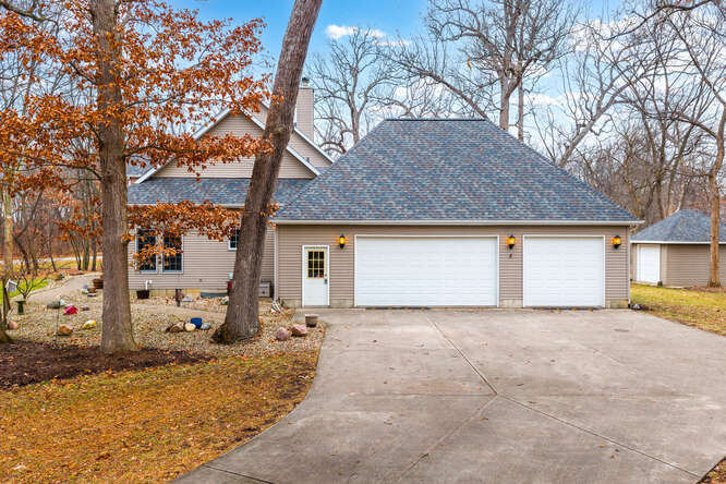 2658 East 1559th Road Ottawa, IL 61350 - Photo 5 of 53 a view of a house with a yard and garage