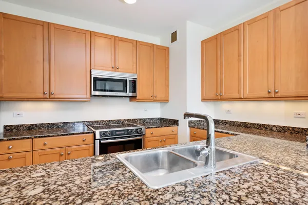 $550,000 | 501 North Clinton Street, Unit 1004, Chicago, IL 60654