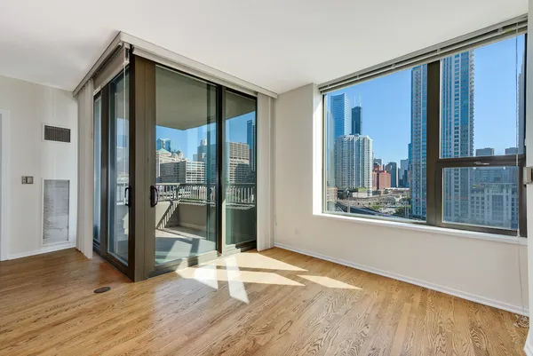 $550,000 | 501 North Clinton Street, Unit 1004, Chicago, IL 60654