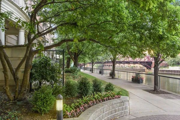 $550,000 | 501 North Clinton Street, Unit 1004, Chicago, IL 60654