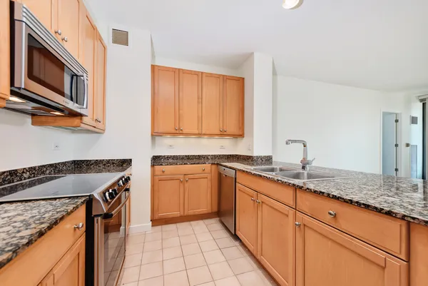 $550,000 | 501 North Clinton Street, Unit 1004, Chicago, IL 60654