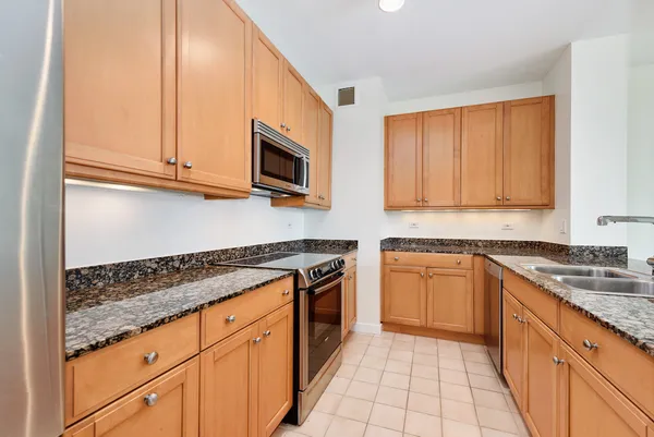 $550,000 | 501 North Clinton Street, Unit 1004, Chicago, IL 60654