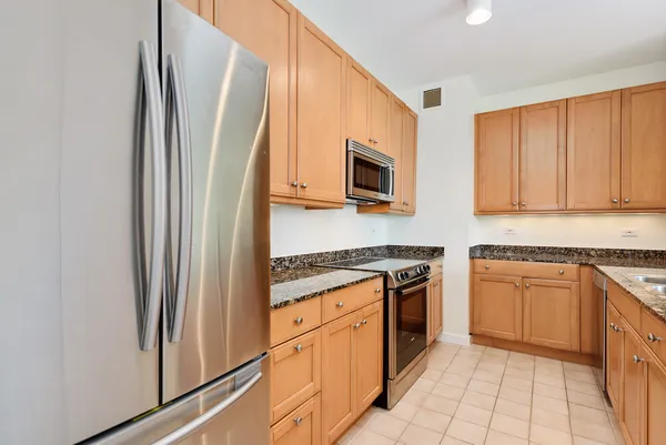 $550,000 | 501 North Clinton Street, Unit 1004, Chicago, IL 60654