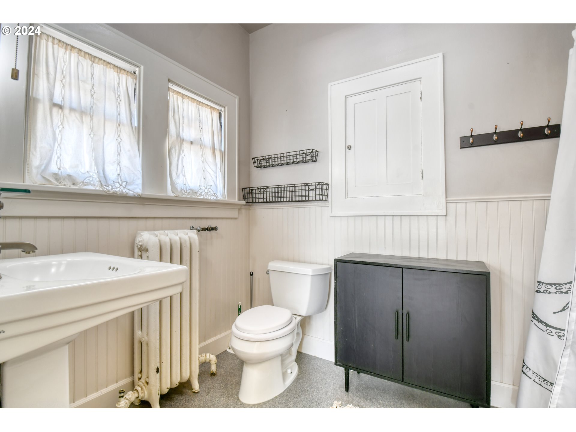 421 North Main Street Pendleton, OR 97801 - Photo 26 of 48 a bathroom with a sink a toilet and a window