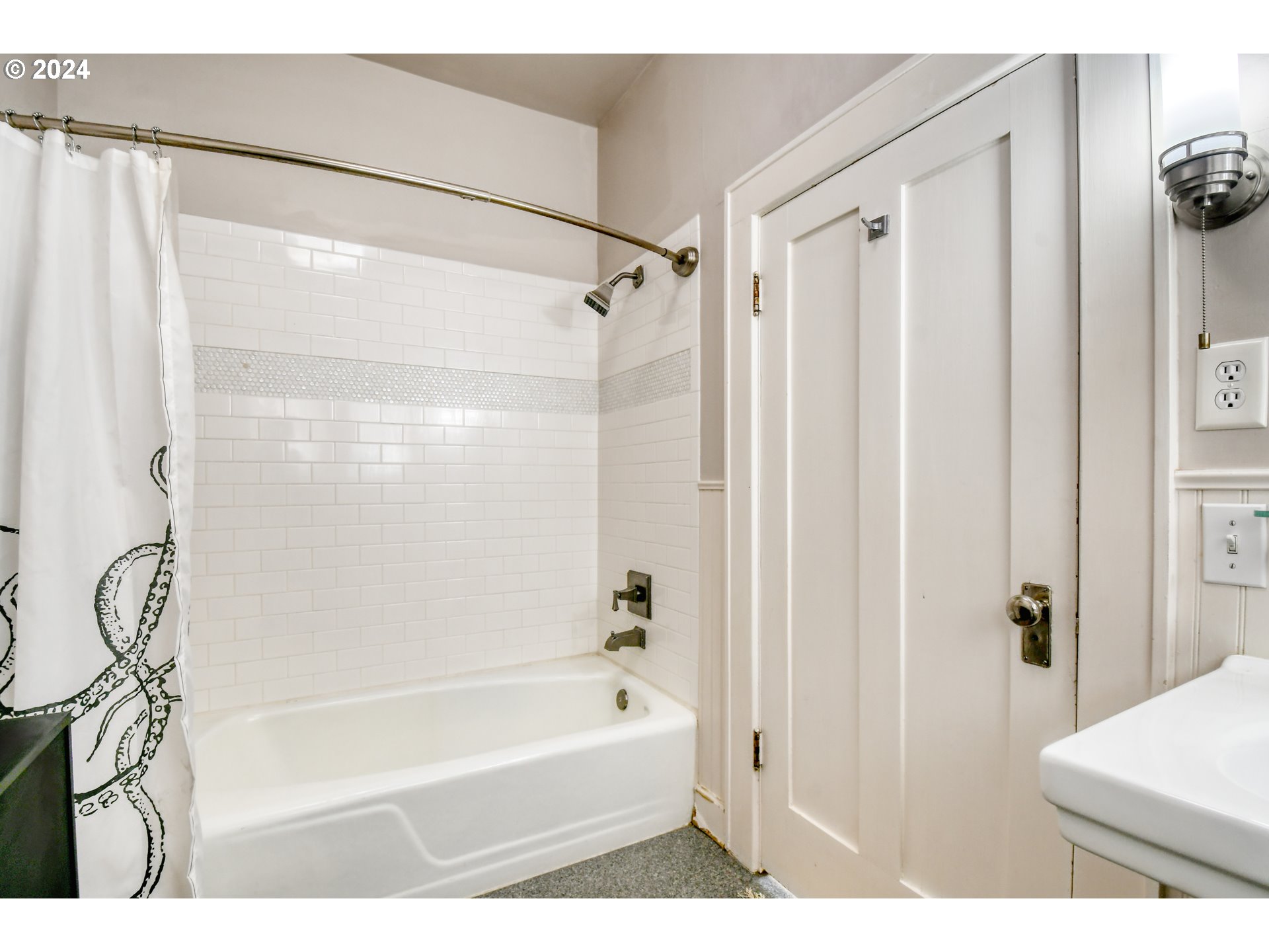 421 North Main Street Pendleton, OR 97801 - Photo 27 of 48 a bathroom with a bathtub and a shower